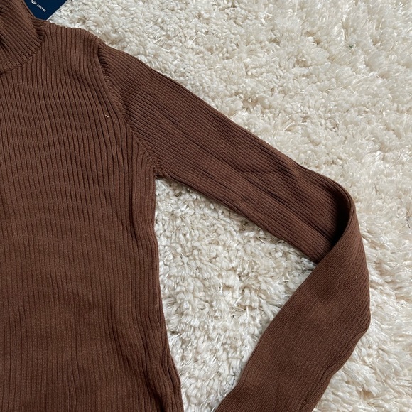 Brandy Melville Ribbed Mock Turtleneck Size One-Size - Picture 3 of 12